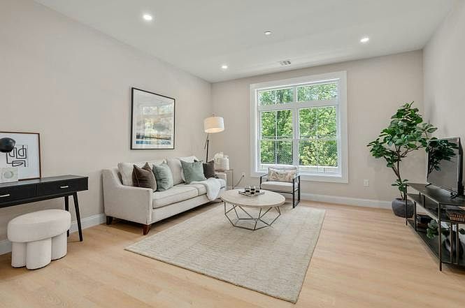 1st image of 7 Cross St #40