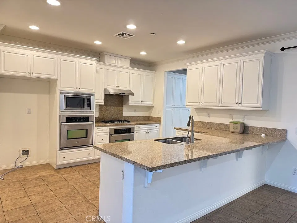 3 bed, 2.5 bath, 2159 sqft, $4,800 — Photo 3