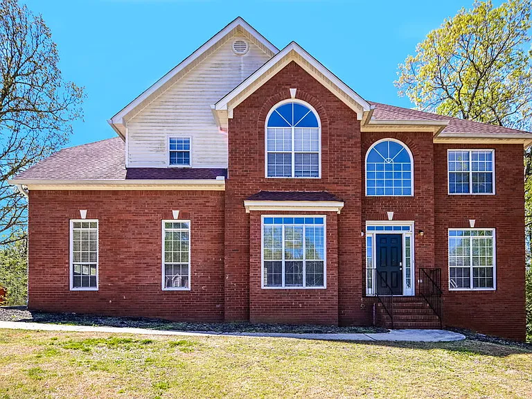 135 Stratmore Pl — Photo 1