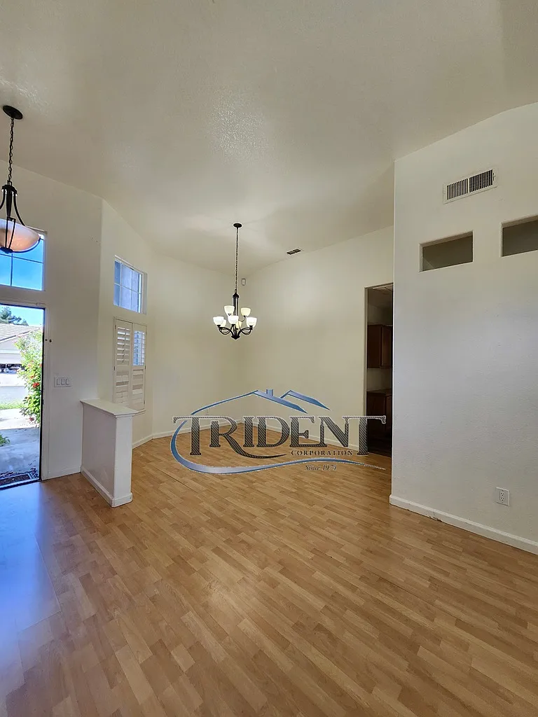 4 bed, 2250 sqft, $2,800 — Photo 3