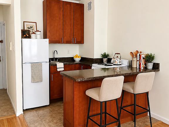 4th image of 19 E 21st St APT 6A