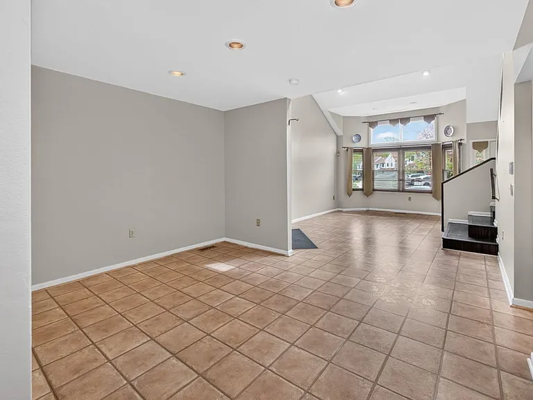 333 Basswood Cir — Photo 7
