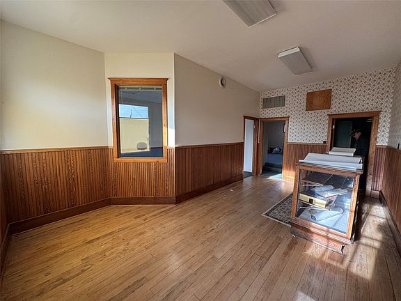 4th image of 25 Main St W