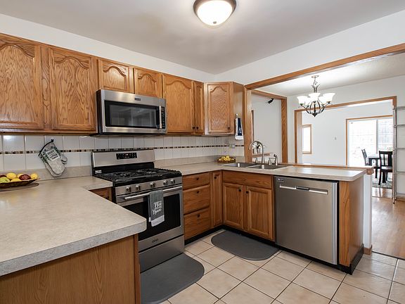 3rd image of 8818 W 91st Pl