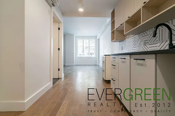 Rented by Evergreen Apartments BK | media 42