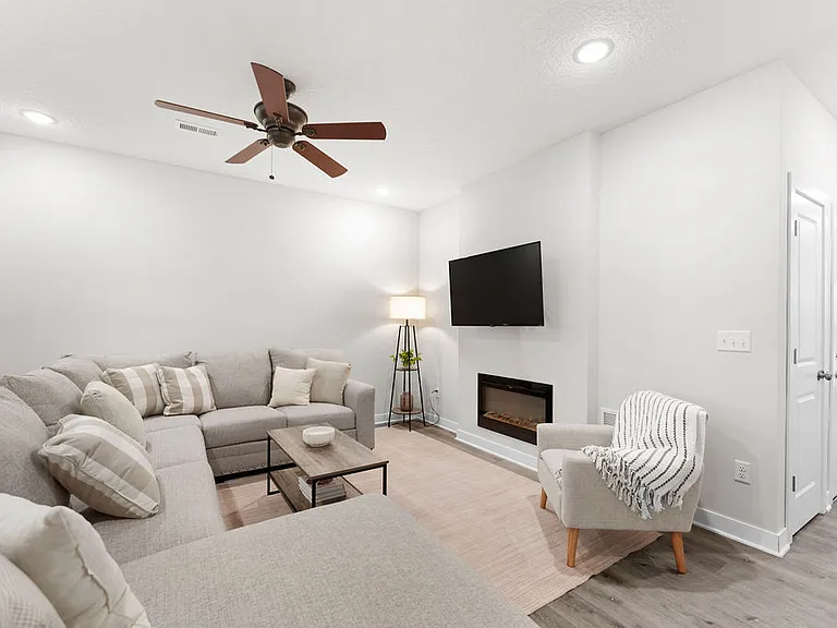 Sandstone Pointe Townhomes — Photo 9