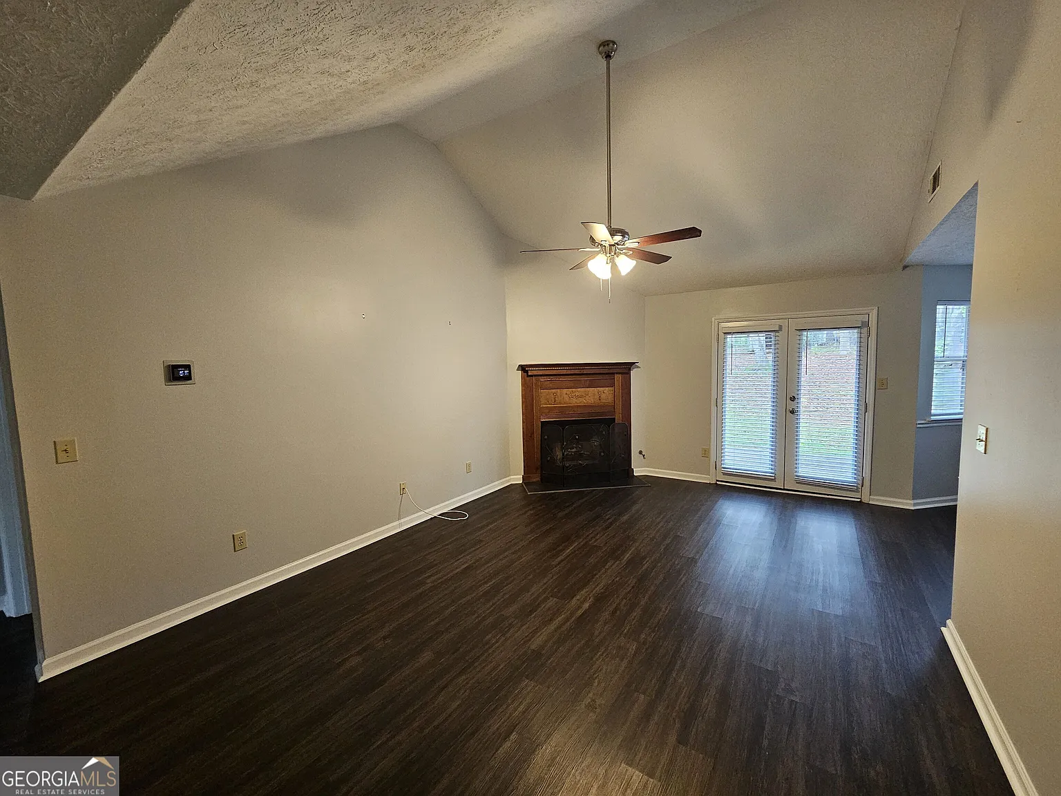 3 bed, 2.0 bath, 1116 sqft, $1,875 — Photo 2