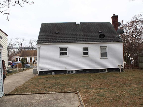4th image of 14 Francine Ave