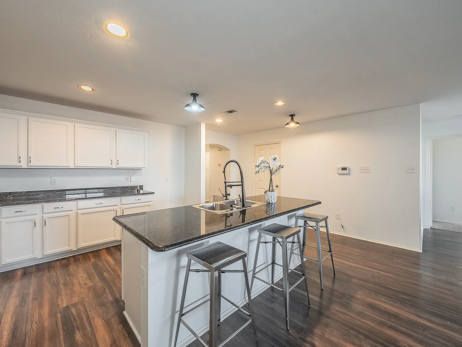4 bed, 1924 sqft, $2,200 — Photo 4