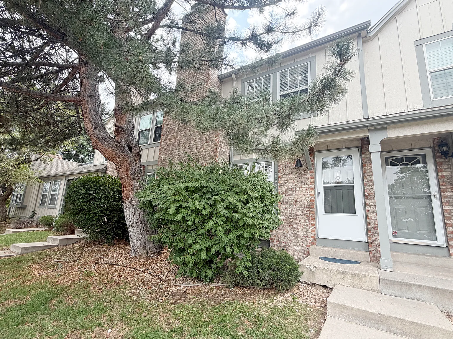2 bed, 1.5 bath, 992 sqft, $1,997 — Photo 1
