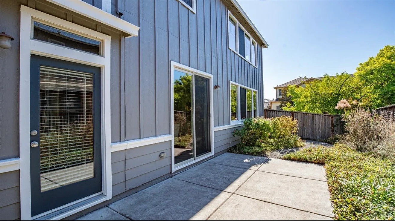 4 bed, 2098 sqft, $4,200 — Photo 2