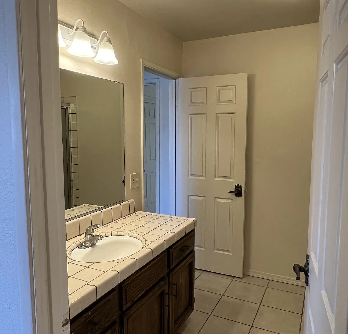2 bed, 1.5 bath, 1239 sqft, $1,600 — Photo 3