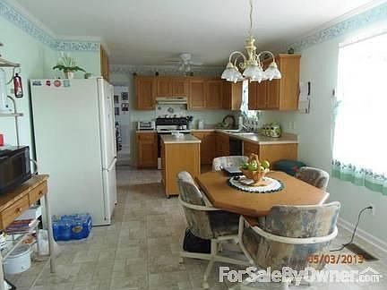 Large Eat-In Kitchen
						:
						All appliances, dining set and baker's rack included with price.