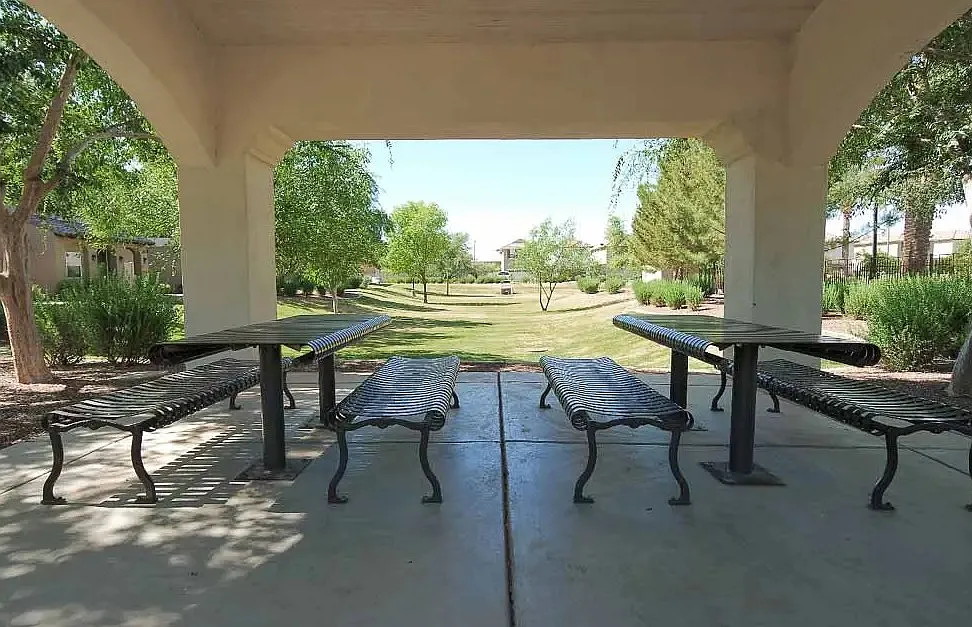 4 bed, 2.5 bath, 2467 sqft, $975 — Photo 4
