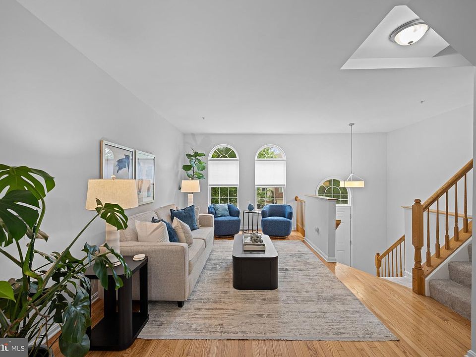 1st image of 220 Persimmon Cir