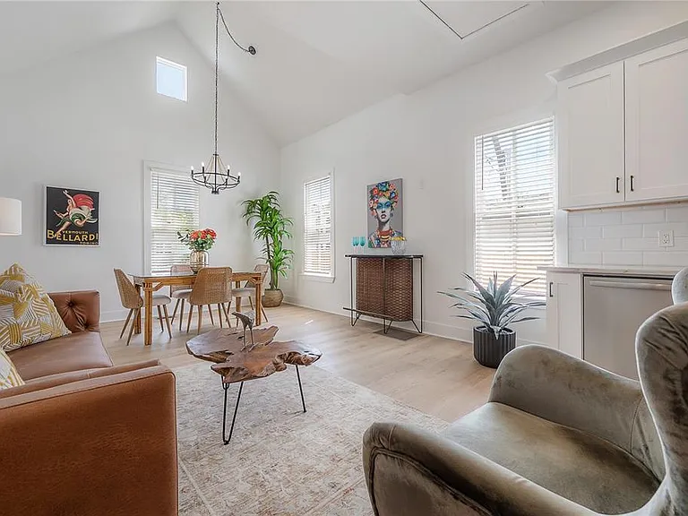 408 E Amelia Ave — Photo 8