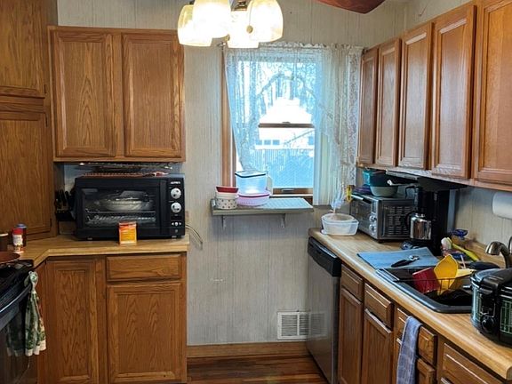 3rd image of 33 Lakewood Avenue