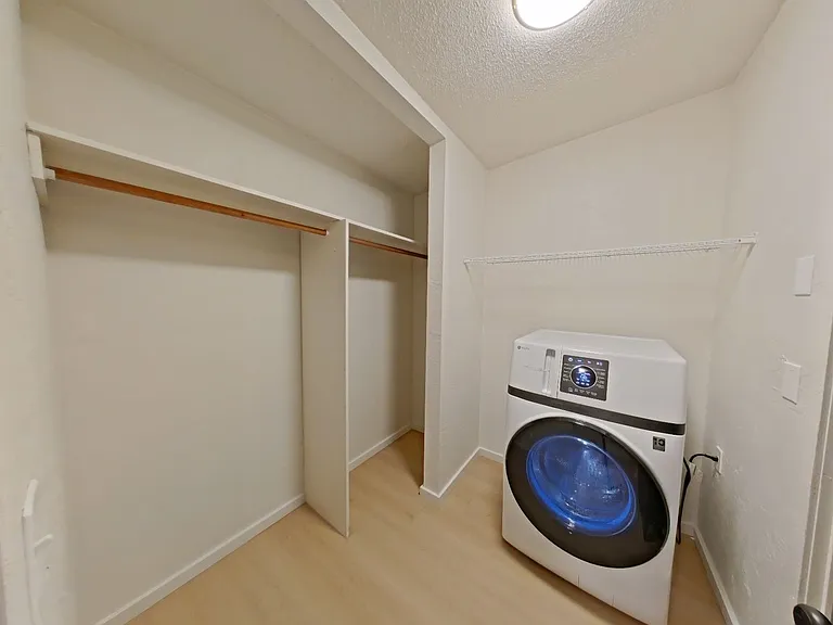 University Manor - Newly Renovated Units just a short walk from Campus! — Photo 15