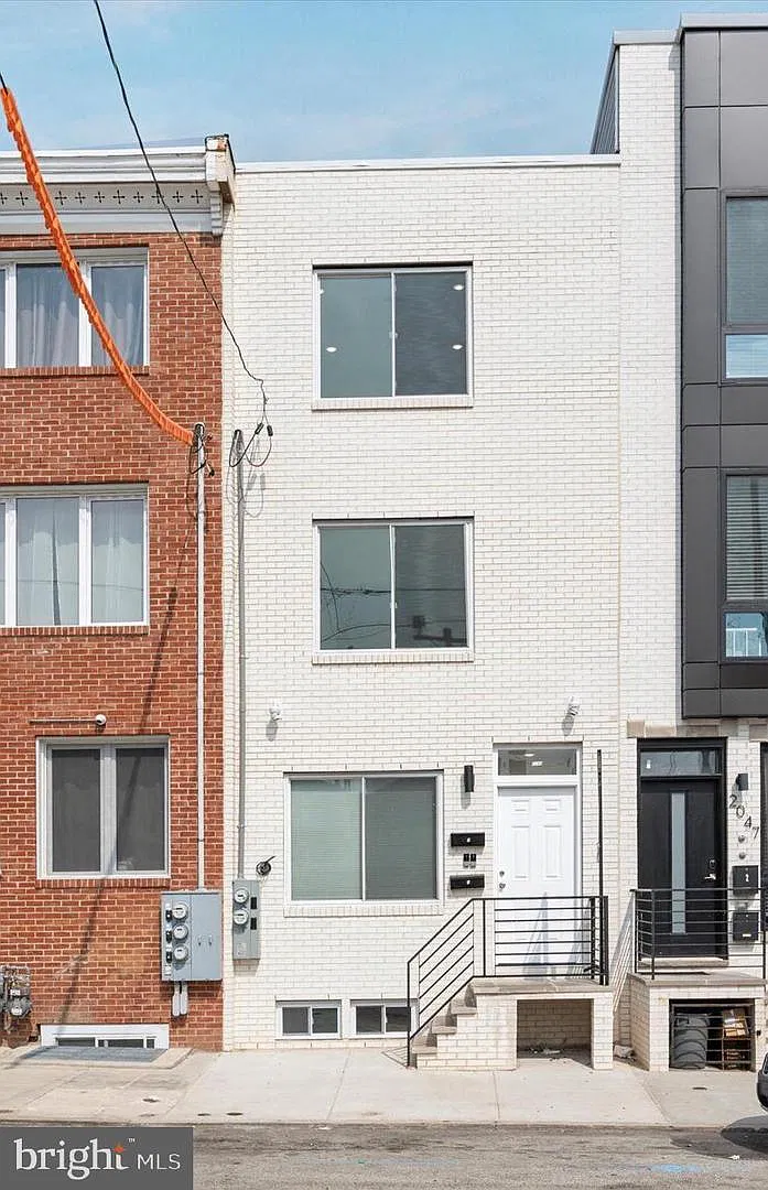 3 bed, 1300 sqft, $2,200 — Photo 3
