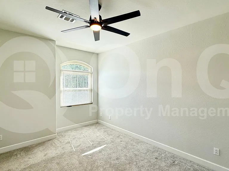 572 N Bell Dr — Photo 16
