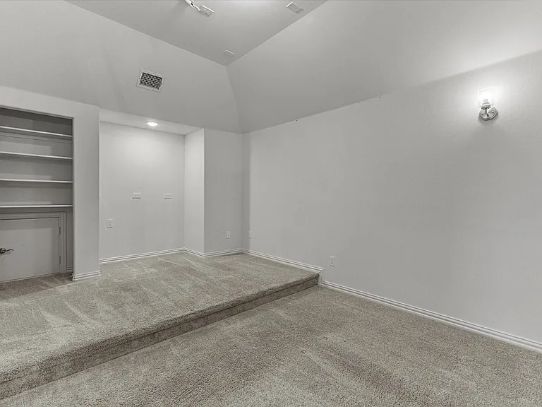 1600 Lake Grove Dr — Photo 12