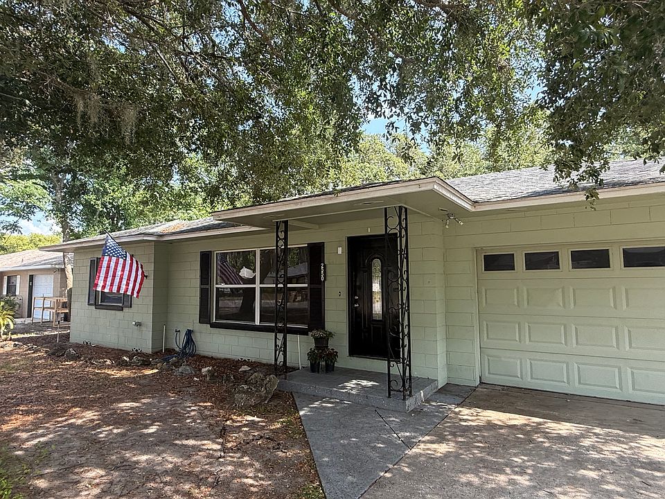 Majestic Live Oaks welcome you home!