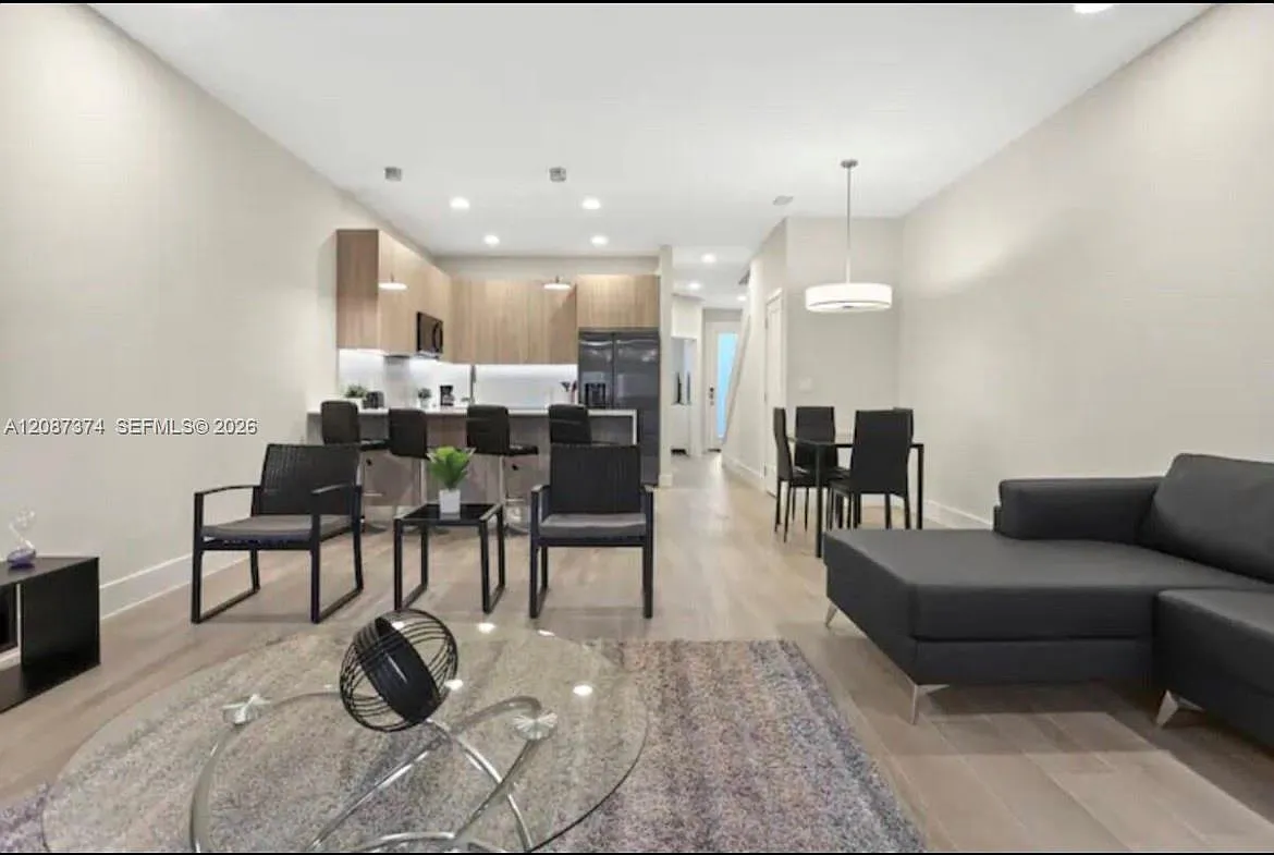 3 bed, 3.0 bath, $2,500 — Photo 2