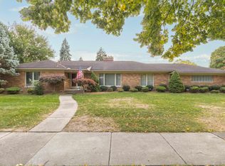 689 Birch Ln, Grosse Pointe Woods, MI 48236