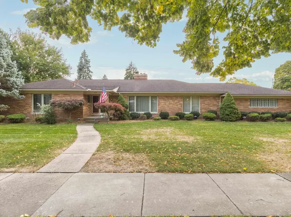 689 Birch Ln, Grosse Pointe Woods, MI 48236