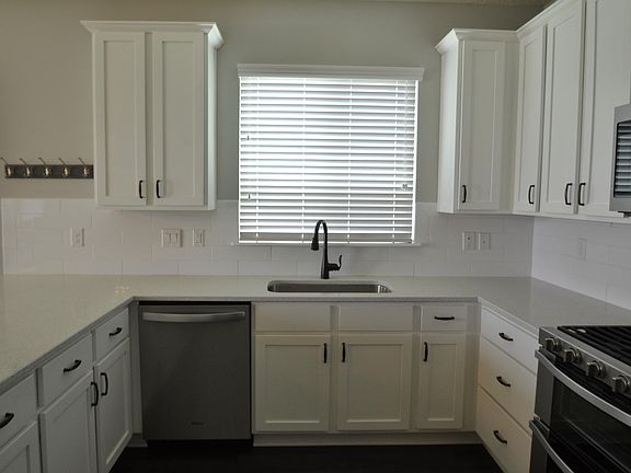 3rd image of 38 Fallen Oak Trl