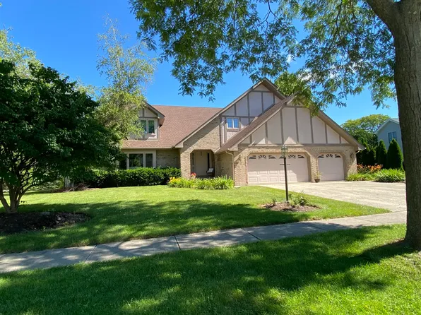 1221 Redwood Dr, Algonquin, IL 60102