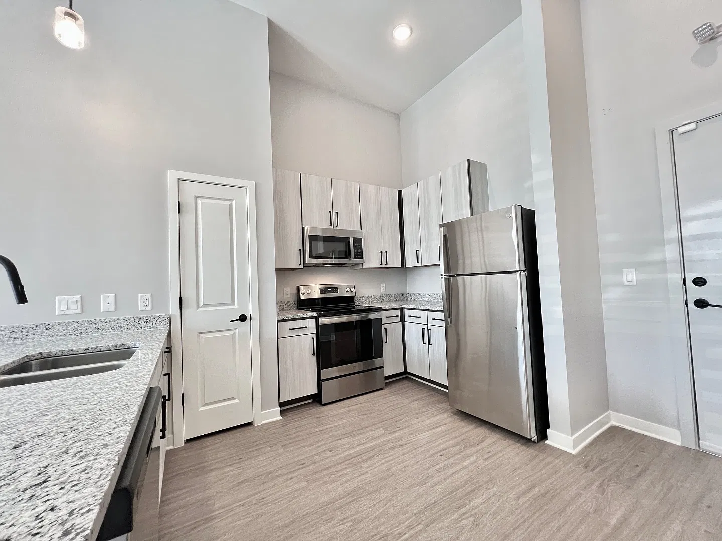 112 E Greenhill Ln — Photo 4