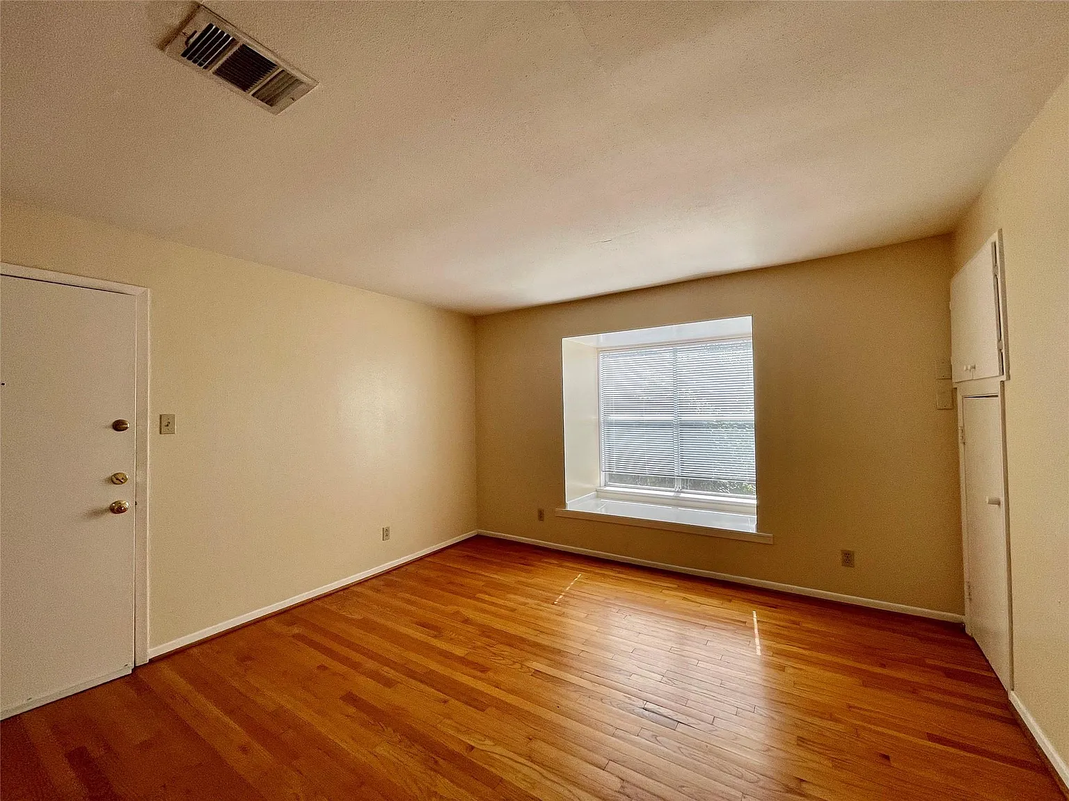 1 bed, 1.0 bath, 550 sqft, $1,200 — Photo 2