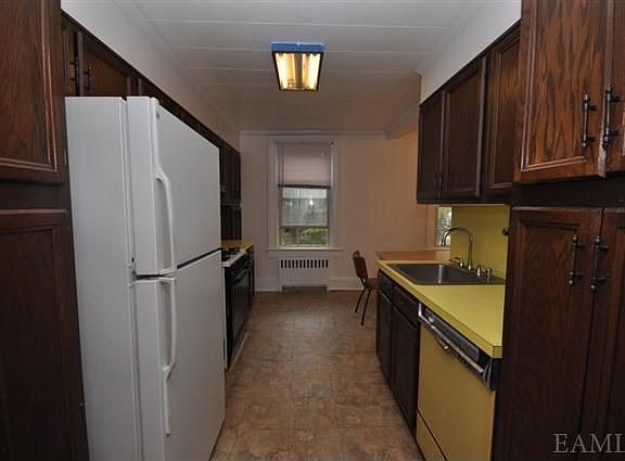 3rd image of 180 Underhill Ave #2