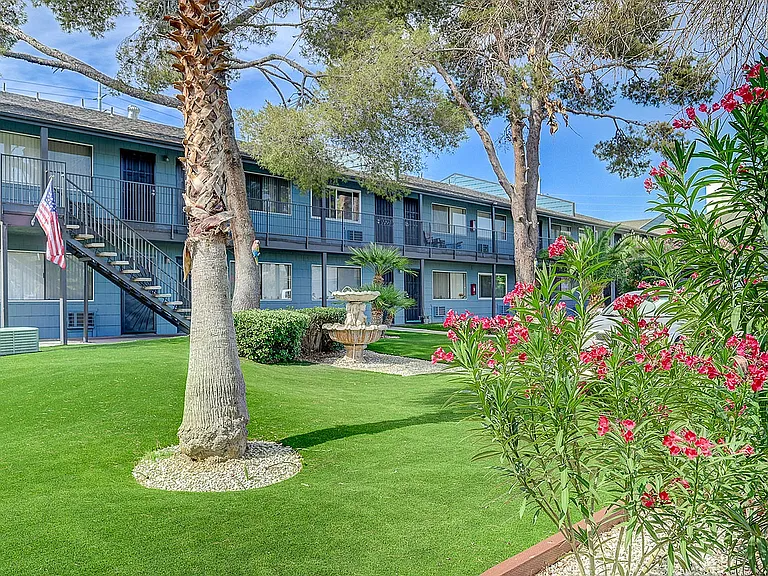 4050_Palos Verdes St-16