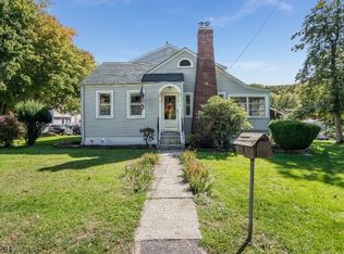 9 Cregar Rd, High Bridge, NJ 08829