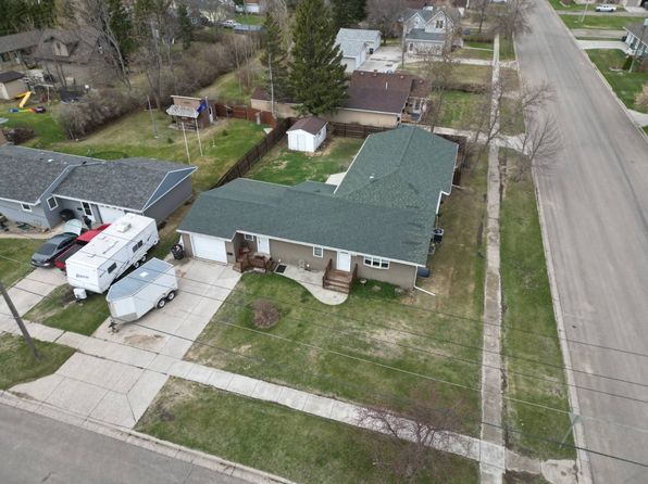 1202 Bennett St, Bottineau, ND 58318