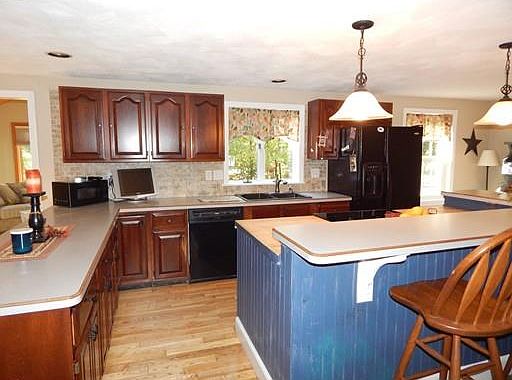 4th image of 38 Storeybrook Dr