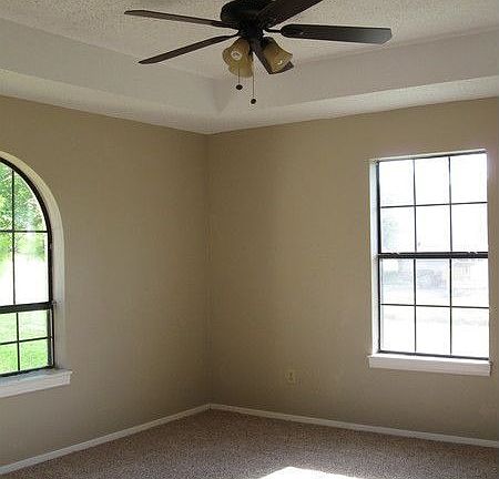 3rd image of 220 Lakeway Trl