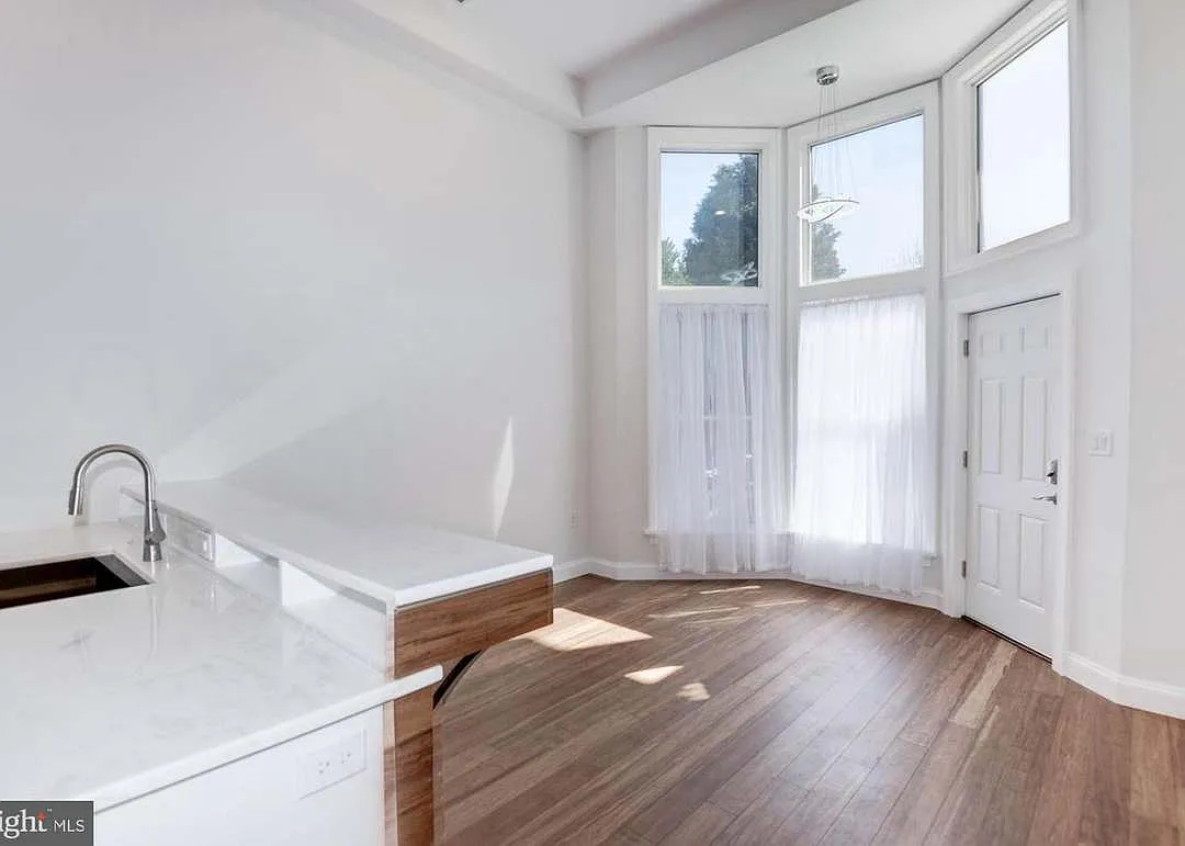 1 bed, 1.5 bath, 1042 sqft, $3,000 — Photo 3