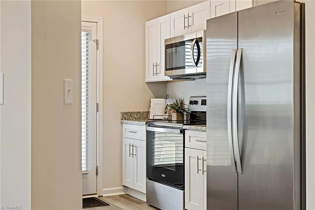 3 bed, 2.5 bath, 1428 sqft, $1,800 — Photo 3