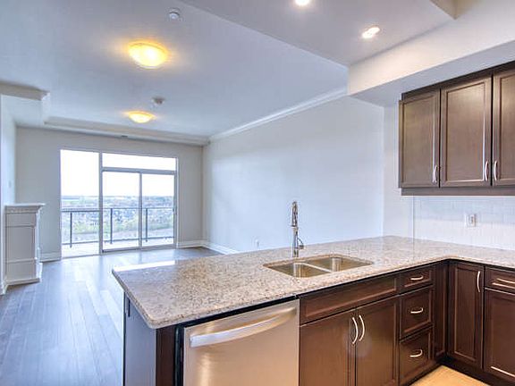 5th image of 260 Villagewalk Blvd #1003