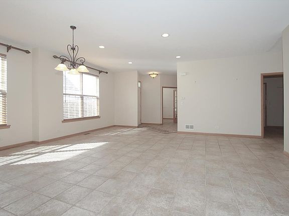 4th image of 504 Woodhill Dr