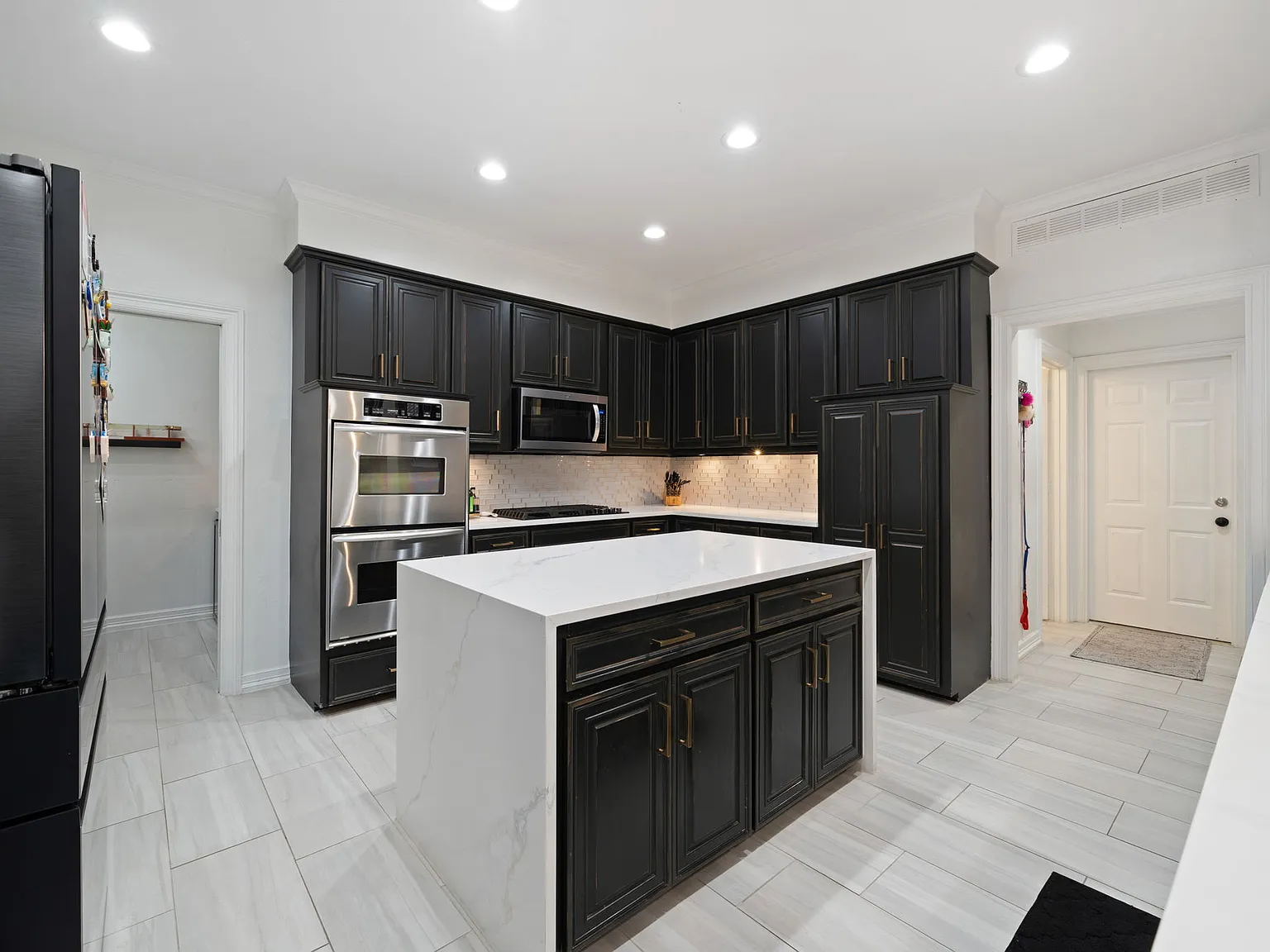 3 bed, 3800 sqft, $5,800 — Photo 4