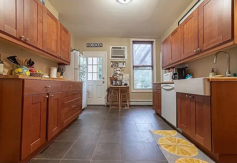223 Monroe St #1 — Photo 9