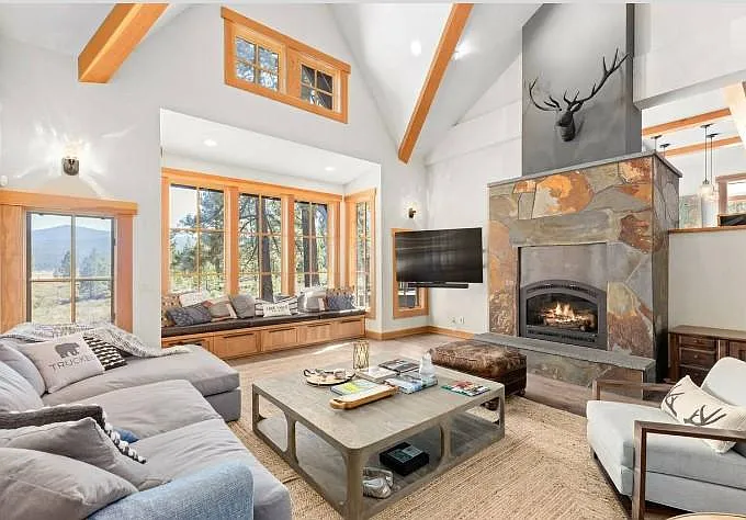 5 bed, 4.5 bath, 3916 sqft, $14,500 — Photo 2