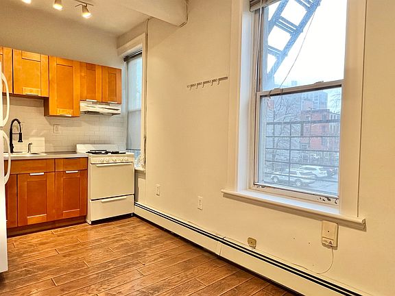 4th image of 183 Montgomery St APT 1