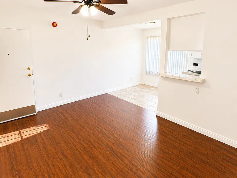 Hollyking Apartments — Photo 36