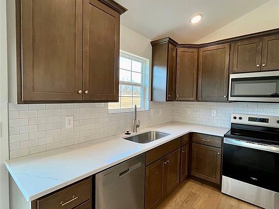 4th image of 801 Lakeway Dr