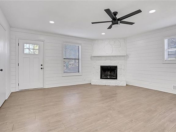 4th image of 1000 Mathews Ct SE #A